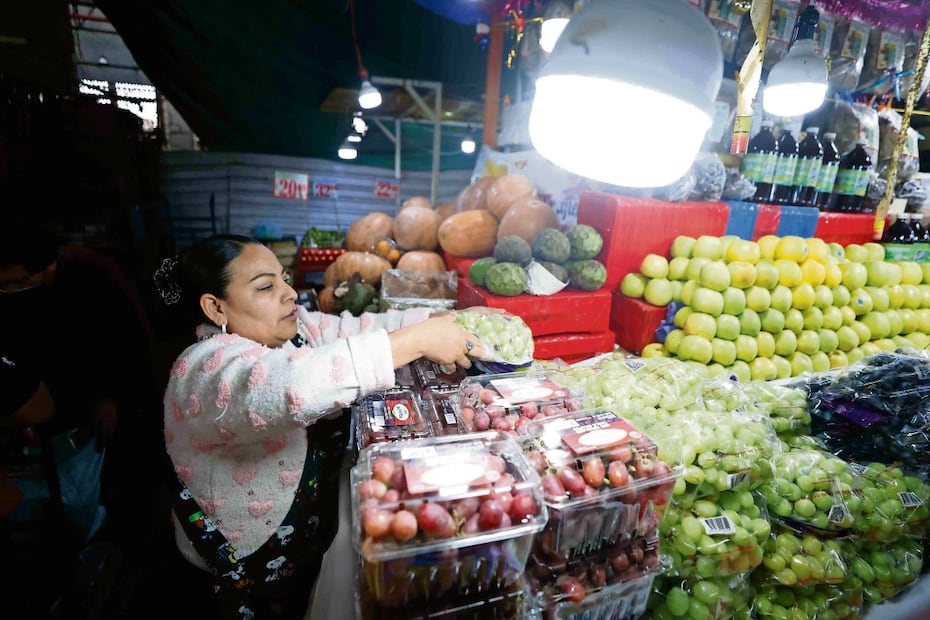 Locatarios señalan que por su bajo costo la uva roja es la que más se vende, pero la preferida es la de color verde. Foto: Diego Simón Sánchez / EL UNIVERSAL