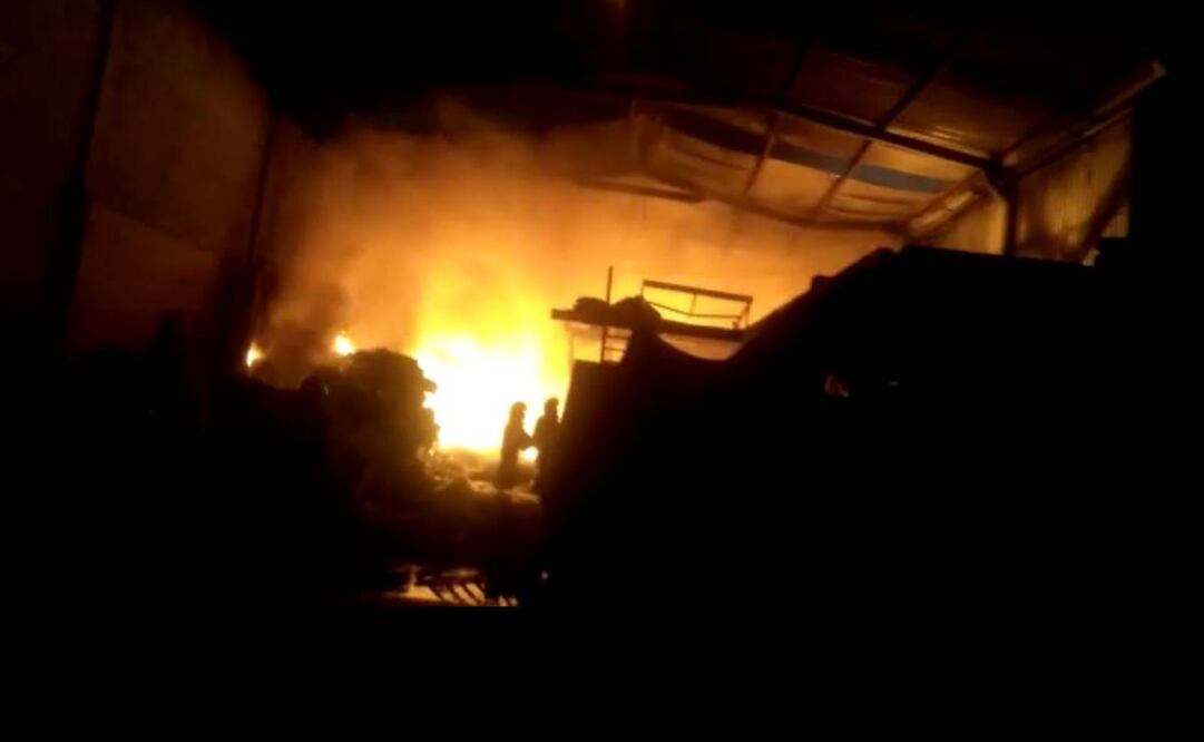 Se incendia fábrica de colchones en Edomex. Foto: Especial