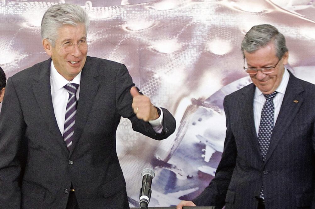 Gerardo Ruiz Esparza, titular de la SCT, y Gustavo Arballo, en la presentacion de los paquetes de licitacion para la construccion del nuevo aeropuerto (ARCHIVO EL UNIVERSAL)