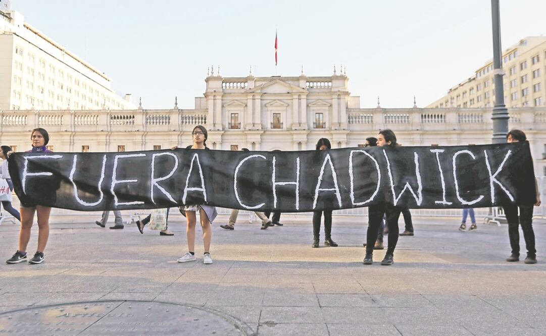 Indígenas mapuche y activistas exigen la renuncia del ministro del Interior y Seguridad, Andrés Chadwick, por la muerte de un indígena mapuche. Foto: IVAN ALVARADO. REUTERS