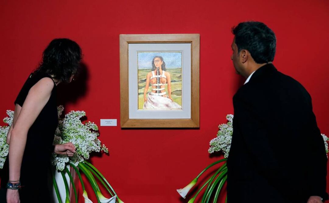 Dos personas contemplan la obra "La columna rota", una de las piezas icónicas de la artista mexicana. (FOTO: EFE)
