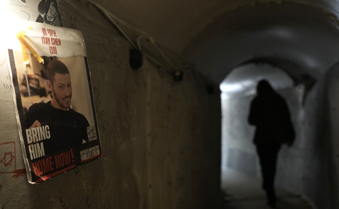 En Tel Aviv, familiares de secuestrados por Hamas recrean un túnel, a 100 días de la guerra en Gaza. Foto: AP