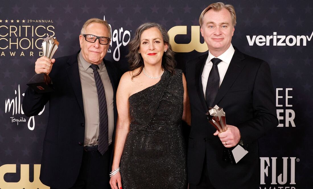 Charles Roven, Emma Thomas, y Christopher Nolan, ganadores de el premio a Mejor Película por "Oppenheimer" . Foto: AFP