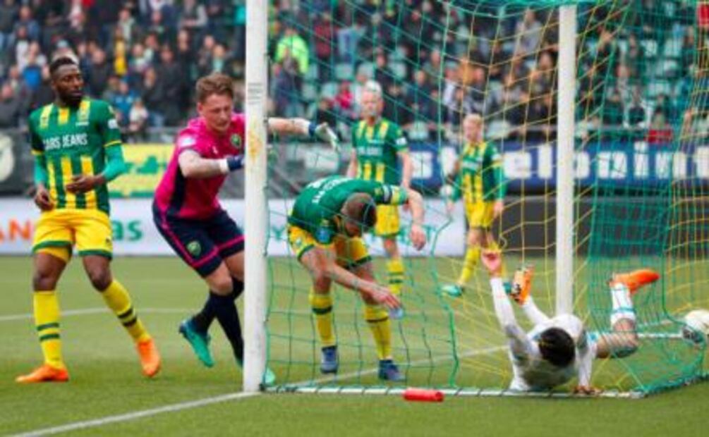 Chucky Lozano marca y sale lesionado con el PSV