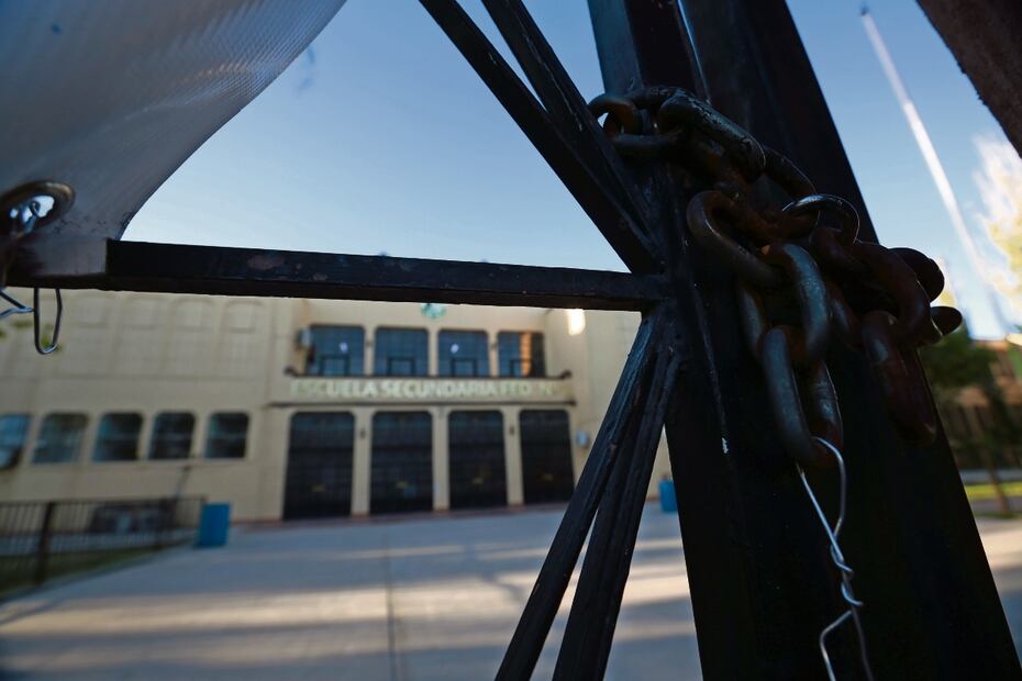 Padres de familia criticaron a los maestros por no poder desarrollar una clase sin los libros. Foto: Christian Torres / El Universal