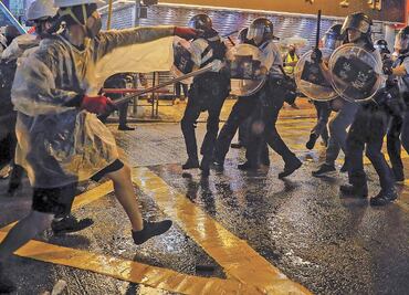 Policía de H. Kong recrudece acción ante protestas