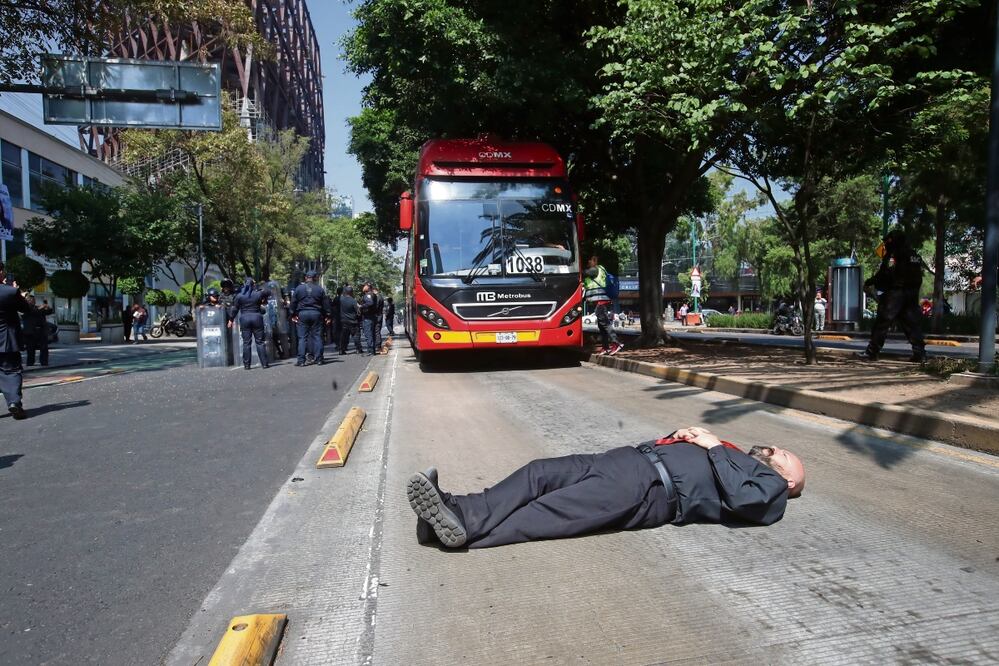 Granaderos desalojaron a trabajadores del Poder Judicial de la Federación que bloquearon avenida Insurgentes y Miguel Ángel de Quevedo, incluso acostados al paso del Metrobús que va de Indios Verdes a La Joya.