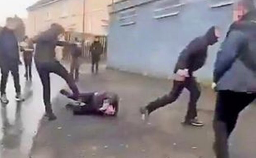 El colegial fue derribado al suelo y recibió puñetazos y patadas en repetidas ocasiones.