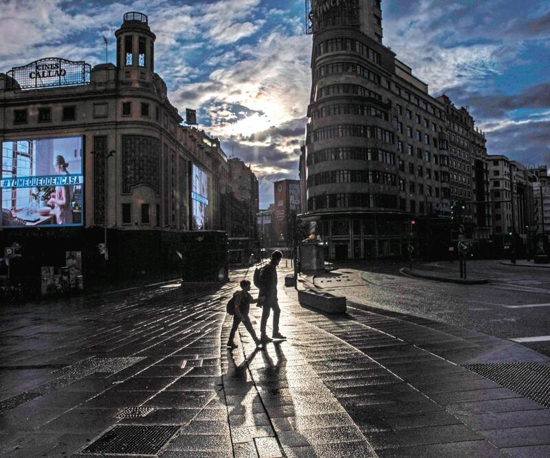 Un padre y su hijo transitan entre la plaza de Callao y Gran Vía en Madrid, España, uno de los países europeos más golpeados por la pandemia de coronavirus. Foto: RODRIGO JIMÉNEZ. EFE