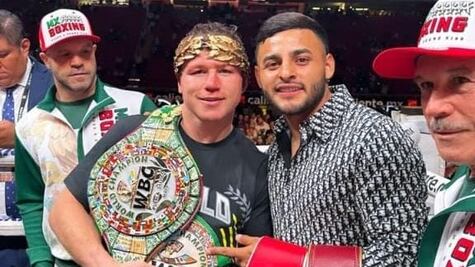 Canelo Álvarez recibió a Alexis Vega en el ring tras la victoria ante John Ryder