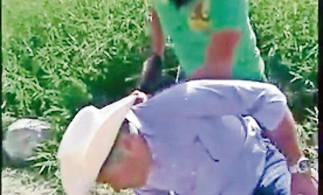 En una de las imágenes un presunto sicario le ordena a Jorge Toledo que se tire al suelo, luego de que se resistió a entregar el dinero (TOMADA DE VIDEO)