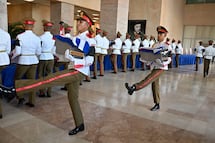 VIDEO: Cuba recibe con honores los cuerpos de militares muertos en Venezuela; ambiente es de coraje nacionalista más que de luto