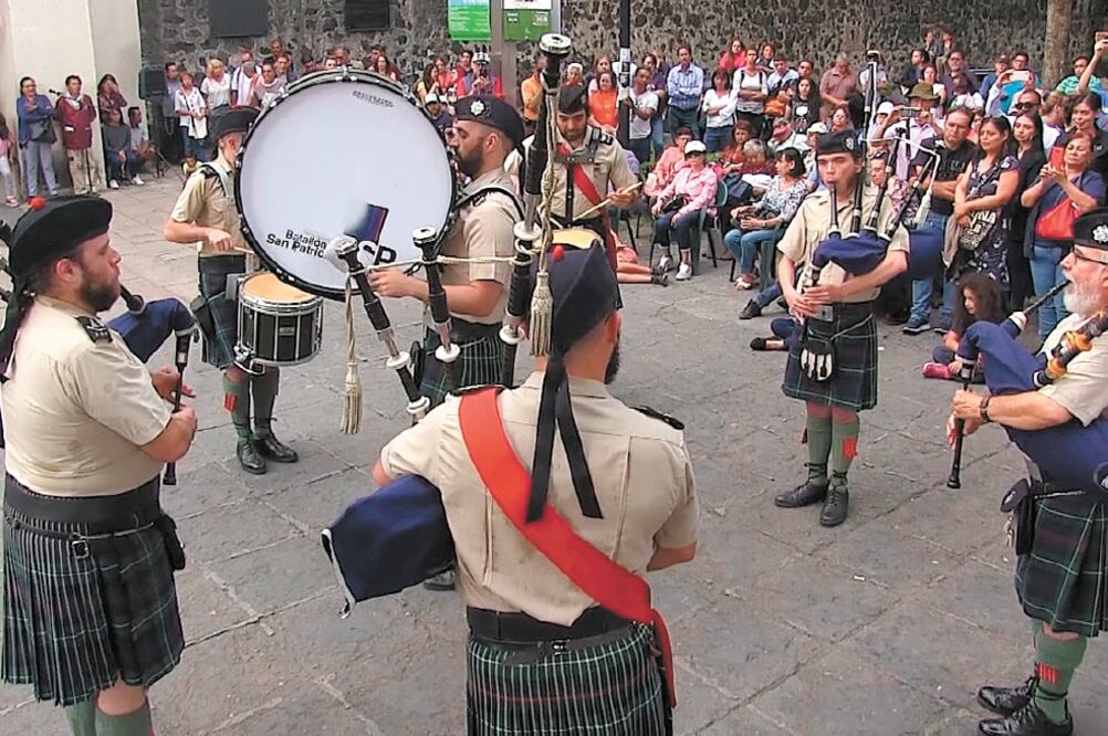 La Banda de gaitas del Batallón de San Patricio ofrece su espectáculo cada primer domingo de mes, en la alcaldía de Coyoacán. Fotos/ÉRICK PÉREZ