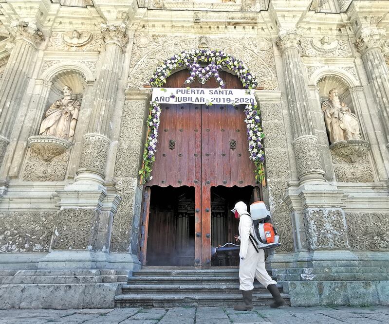  En Oaxaca diversos espacios públicos fueron desinfectados. EDWIN HERNÁNDEZ. EL UNIVERSAL