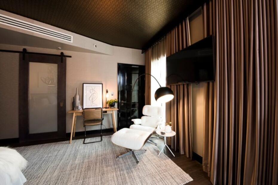 Conoce la habitación de hotel maximalista y minimalista partida a la mitad 