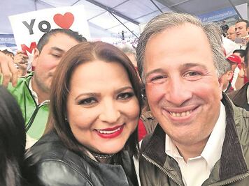Colaboradora le da su "regalo" a Meade
