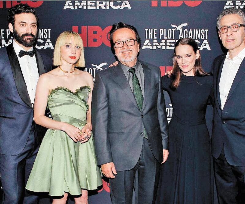 Winona Ryder comparte créditos con Zoe Kazan, entre otros actores. Foto: HBO