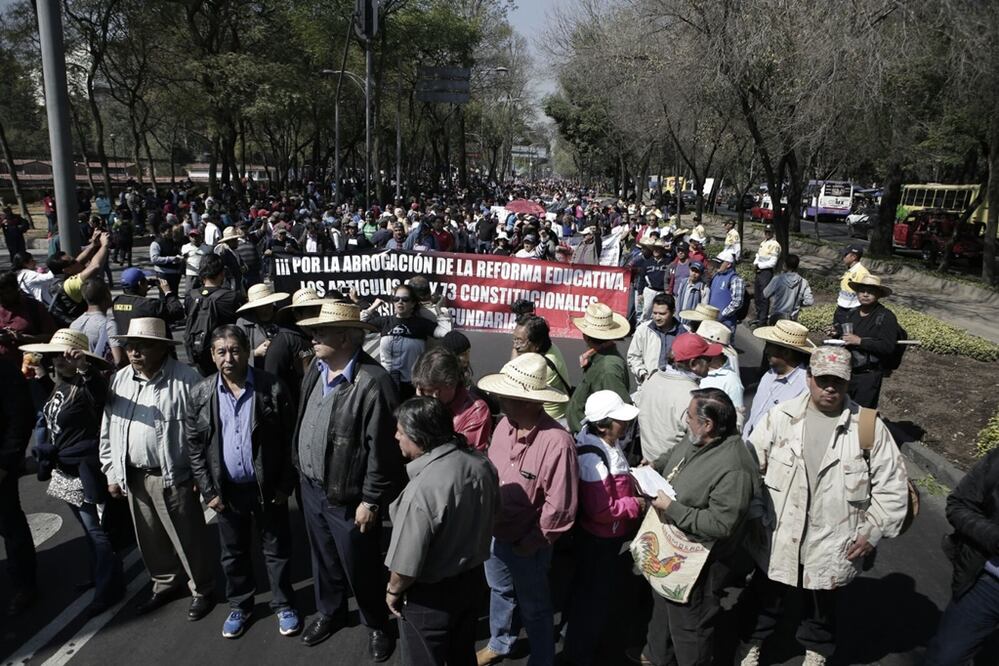 Cerca de las 11:15 de la mañana, profesores de la Coordinadora Nacional de Trabajadores de la Educación (CNTE) comenzaron su marcha desde las inmediaciones de la residencia oficial de Los Pinos por Paseo de la Reforma, vialidad que reanudó circulación luego de tres horas de que permaneció cerrada. 
