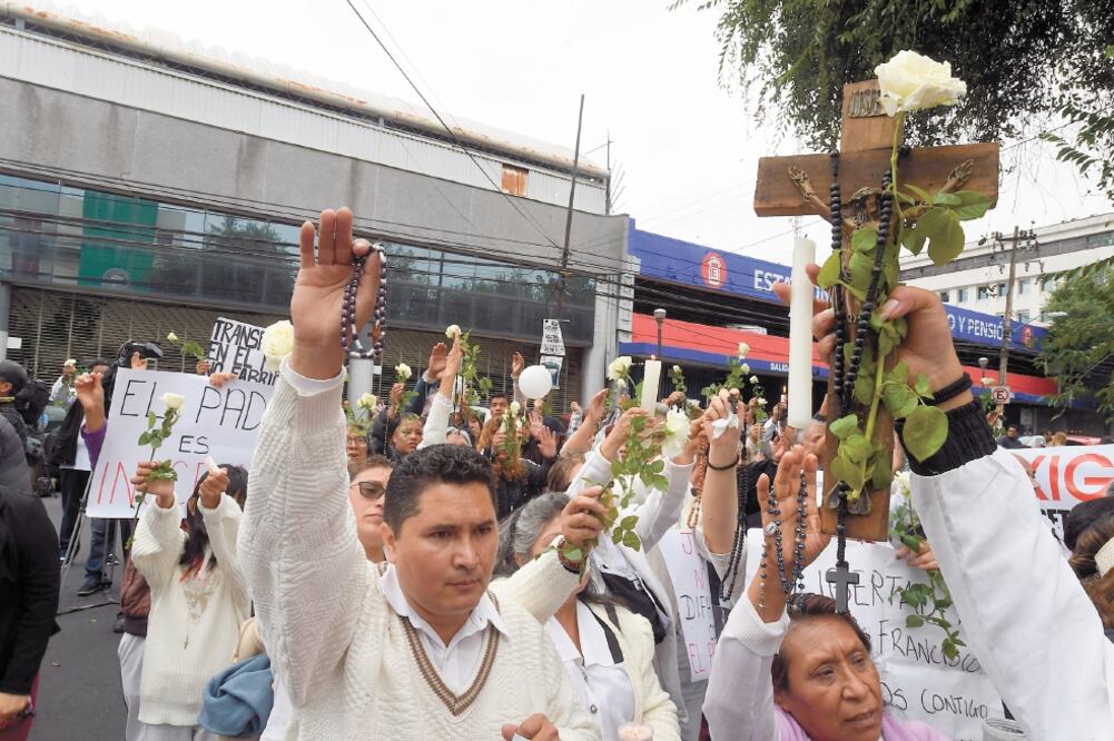 Con pancartas y mantas, los fieles aseguraban que el religioso es inocente y pidieron a la procuraduría capitalina no fabricar culpables. Foto/ARMANDO MARTÍNEZ. EL UNIVERSAL
