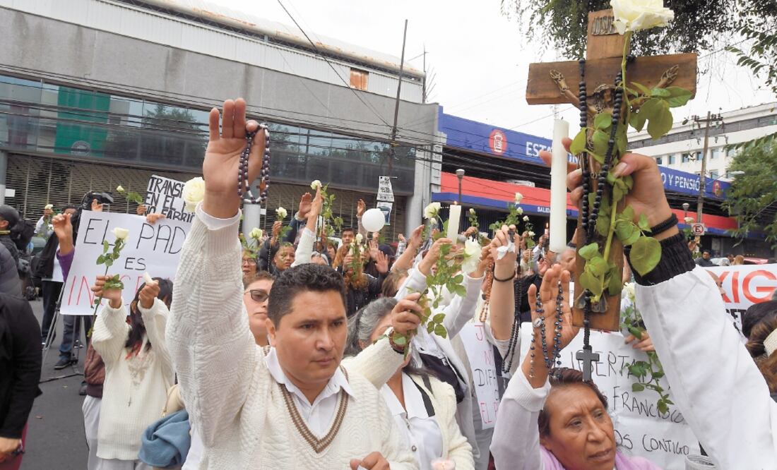 Con pancartas y mantas, los fieles aseguraban que el religioso es inocente y pidieron a la procuraduría capitalina no fabricar culpables. Foto/ARMANDO MARTÍNEZ. EL UNIVERSAL