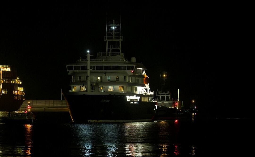 El crucero neerlandés Hondius, que ha sufrido un brote de hantavirus a bordo durante su travesía por el Atlántico Sur, entró al puerto de Granadilla de Abona (sur de Tenerife) para fondear y desembarcar a sus ocupantes. Foto: Andrés Campos/EFE