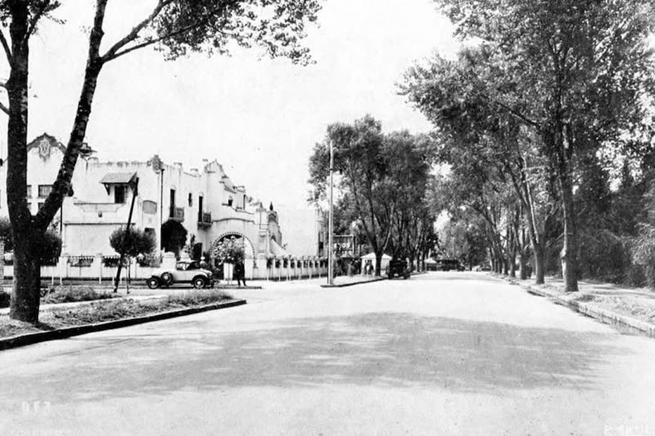 Fotografía de la calzada Mariano Escobedo, vista hacia el sur frente al cruce con Tolstoi en 1931, colonia Anzures. Col. Villasana.