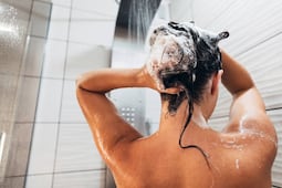 Por qué no deberías dormir con el cabello mojado