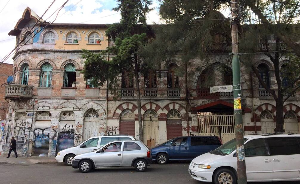 El antiguo edifico resiente el paso del tiempo, pero aún aporta su distintivo aspecto. Cortesía Rodrigo Hidalgo.