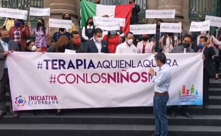 Padres de familia se manifiestan frente al Congreso CDMX contra terapias de conversión
