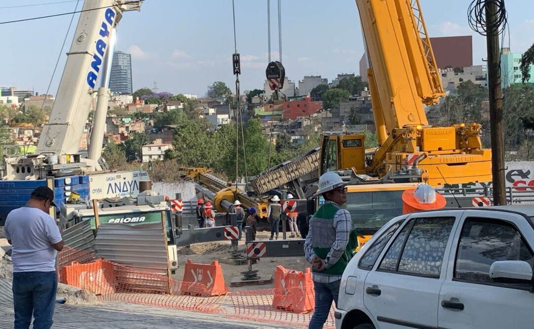 Volcadura de perforadora en obras del Tren Interurbano. Foto: Especial