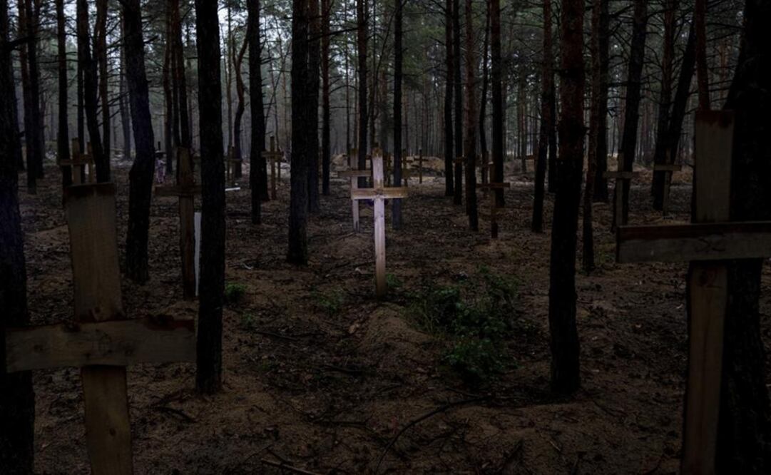Tumbas anónimas de civiles y soldados ucranianos en un cementerio en Izium, Ucrania, recientemente reconquistada. Foto: AP