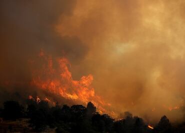Bomberos controlan el incendio más grande de la historia de California