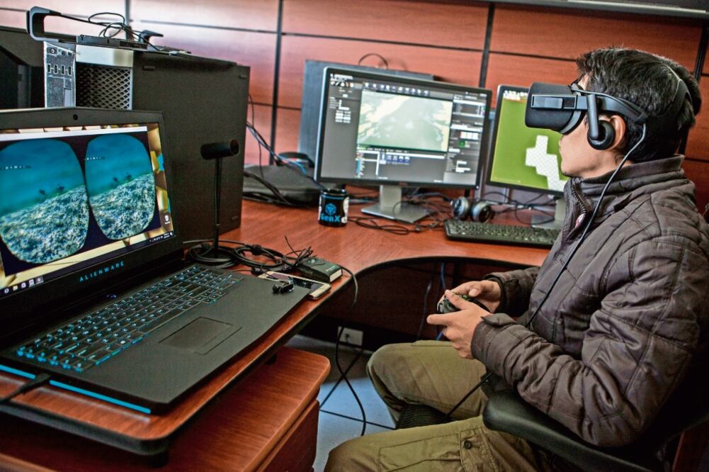 Genghis de la Borbolla trabaja con tecnología de punta para crear nuevos escenarios virtuales (CAMILA MATA. EL UNIVERSAL)