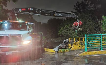 Quitan taponamiento en presa Becerra; liberan vialidad en Álvaro Obregón tras desbordamiento
