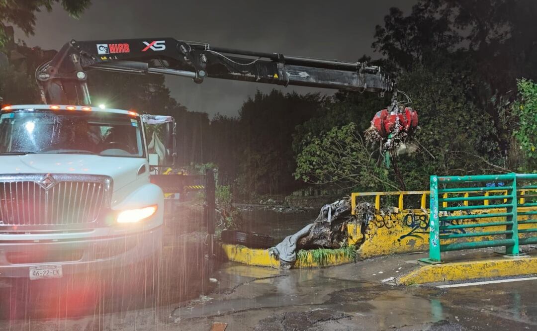 Quitan taponamiento en presa Becerra; liberan vialidad en Álvaro Obregón tras desbordamiento. Foto: Especial