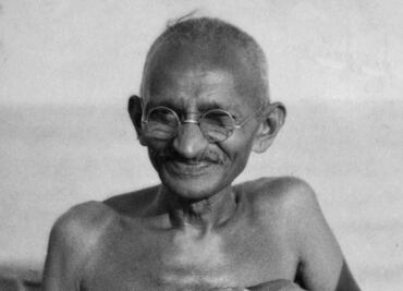Llaman "racista" a Gandhi y quitan estatua en universidad