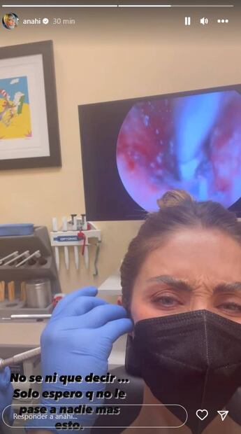 Anahí en su chequeo médico tras sufrir accidente en un oído.