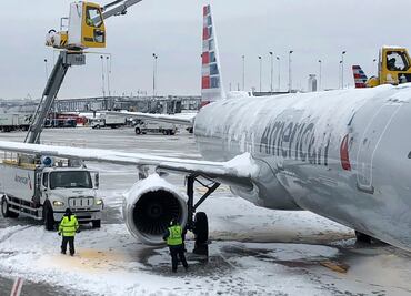 Cancelan cientos de vuelos por primera gran tormenta invernal en EU