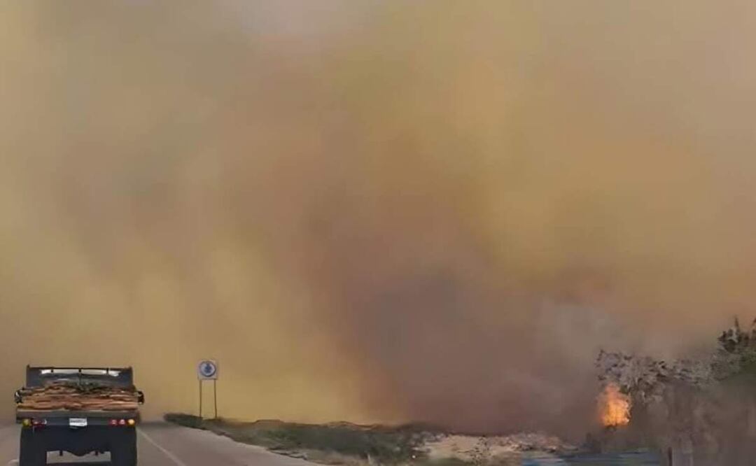 El intenso calor desata incendios en varios puntos de Yucatán, por lo que elementos de bomberos trabajan para sofocar las llamas (01/04/2025). Foto: Especial
