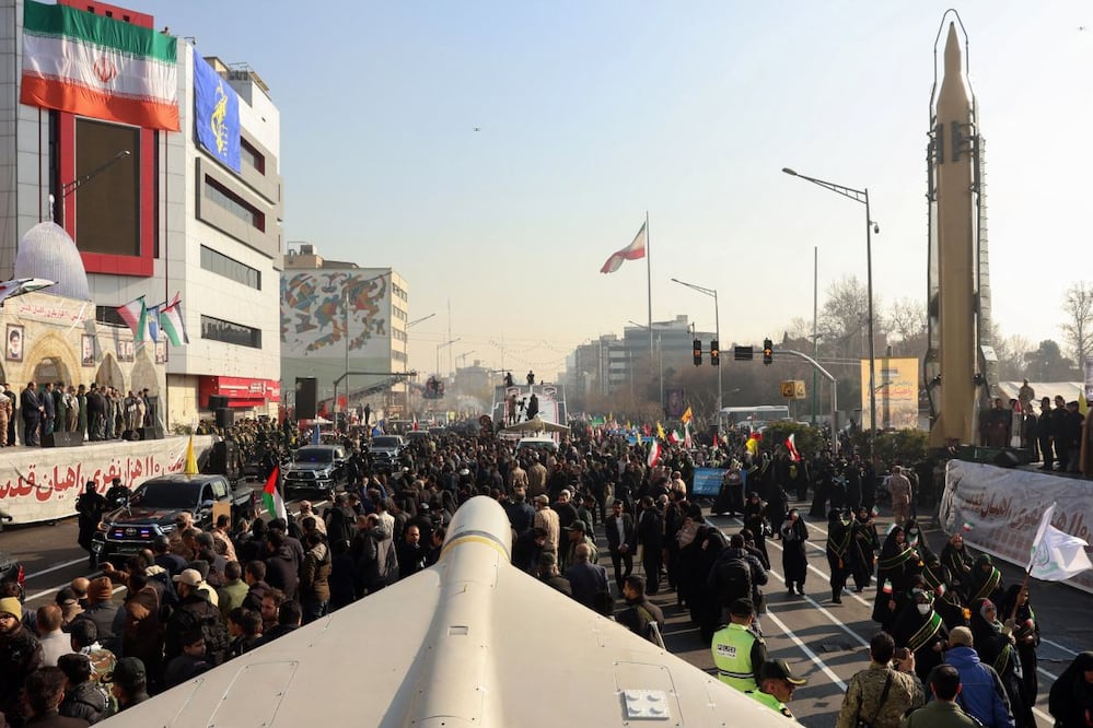 Miembros de las fuerzas paramilitares iraníes Basij, durante un desfile, con misiles de largo alcance Sejil, en Teherán. FOTO: AFP
