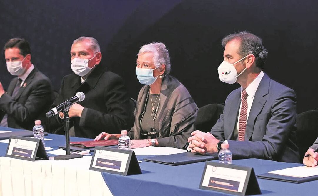 El secretario de Gobernación, Adán Augusto López; la presidenta del Senado, Olga Sánchez Cordero, y el consejero presidente del INE, Lorenzo Córdova. Foto: Especial.