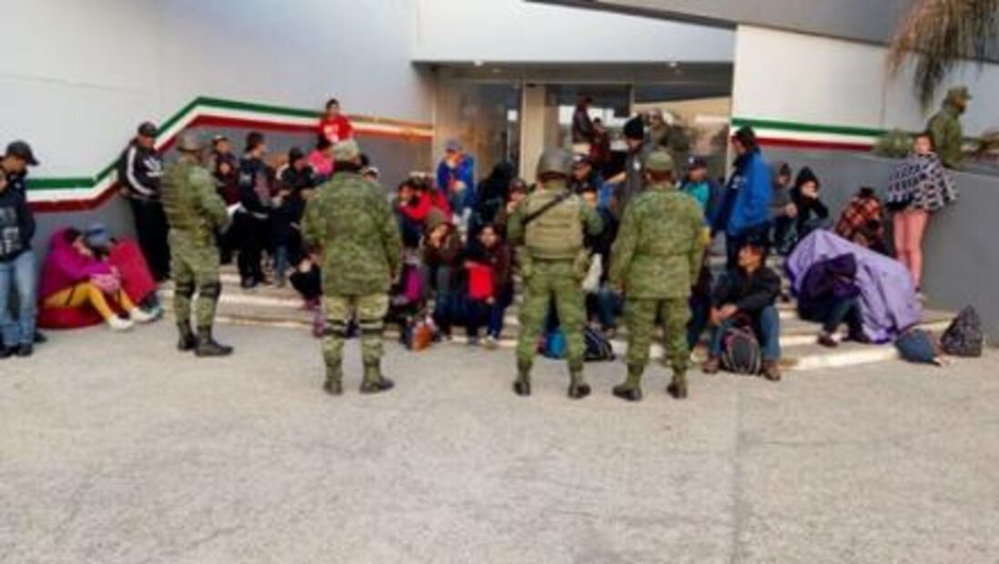 Rescatan a 198 migrantes en dos tráilers en Tamaulipas