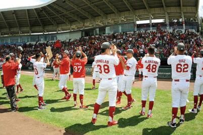 Pingos dejan estadio "maldito"