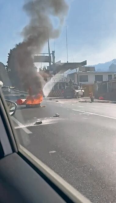 Habitantes bloquearon la carretera para exigir atención al incendio. Foto Especial