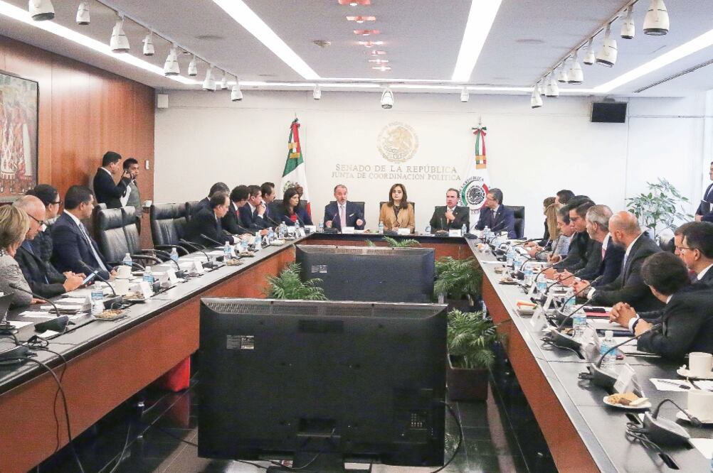 El ex procurador Raúl Cervantes presentó ayer su renuncia en el Senado. Legisladores de distintas fuerzas políticas reconocieron su labor al frente de la PGR y su decisión de no entorpecer la elección de fiscal general de la República (SENADO)