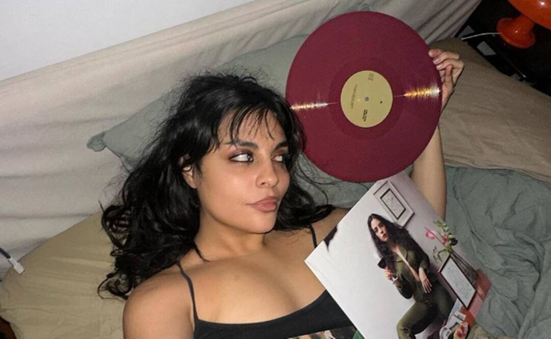 Originaria de la Ciudad de México la cantante se ha enfocado en explorar ritmos como el R&B y combinarlo con ritmos del llamado movimiento urbano.