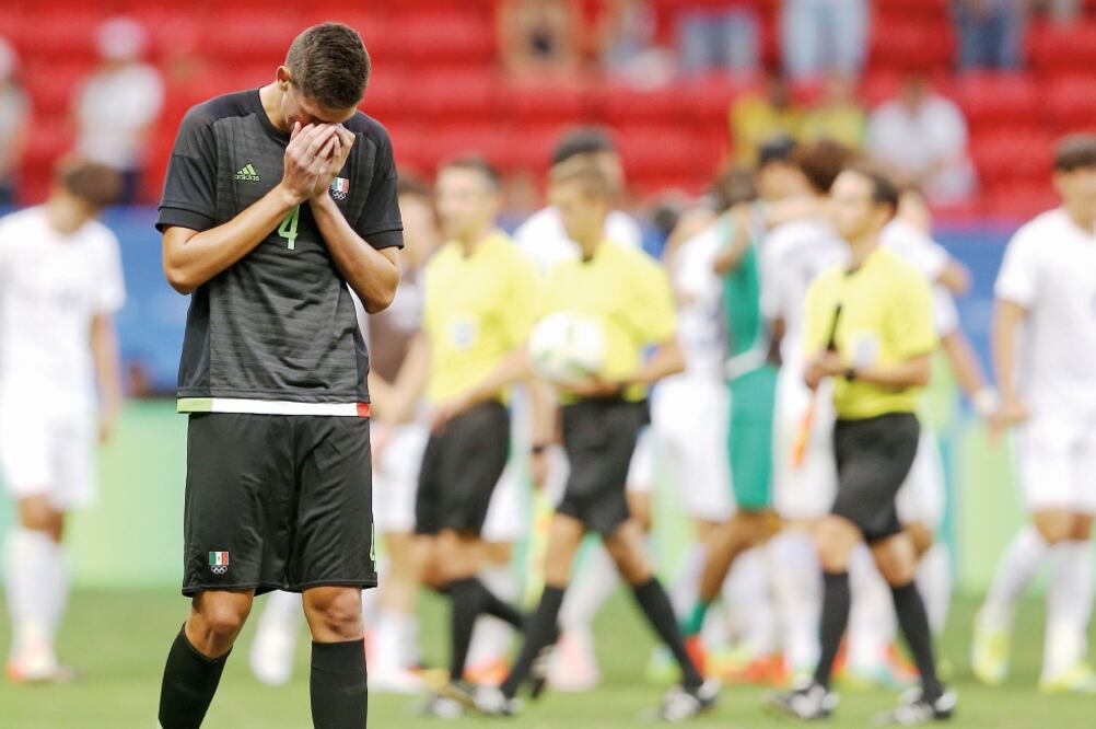 César Montes, uno de los de mejor actuación, se fue de la cancha en medio del llanto por la derrota (CELSO JUNIOR. GETTY IMAGES)