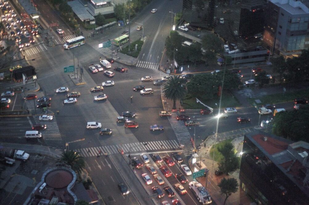 El tramo en el que los conductores rebasan más la velocidad es el que va del Viaducto Miguel Alemán al monumento a El Caminero. (ALEJANDRO ACOSTA. EL UNIVERSAL)