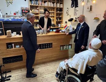 Captan al papa Francisco tomando un "cafecito" en Luxemburgo