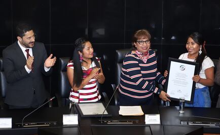 Hay maestros que se rompen el lomo y otros que se exceden con el presupuesto: Yalitza